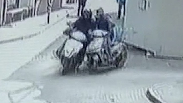 Bursa'da iki motosiklet böyle çarpıştı: Çarptığı sürücü acı içinde kıvranırken kaçtı