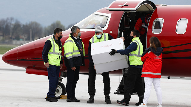 Cumhurbaşkanı Erdoğan'ın talimatıyla 28 Mart'ta 30 bin doz Sinovac aşının gönderildiği ülkeye ilaveten hibe edilen Kovid-19 aşıları, ambulans uçakla başkentteki Uluslararası Saraybosna Havalimanı'na ulaştı.