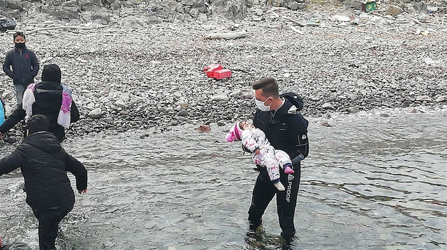 Cunda Adası’na getirilen göçmenlere insani yardımlar yapıldı.