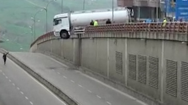 Samsun'da el freni çekilmeyen tanker geçidin üzerinde asılı kaldı
