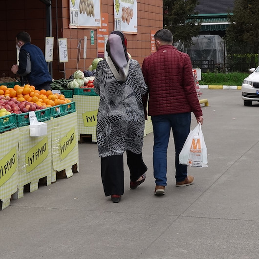 Trabzonda kısıtlamada market poşetli gezinti tepkisi