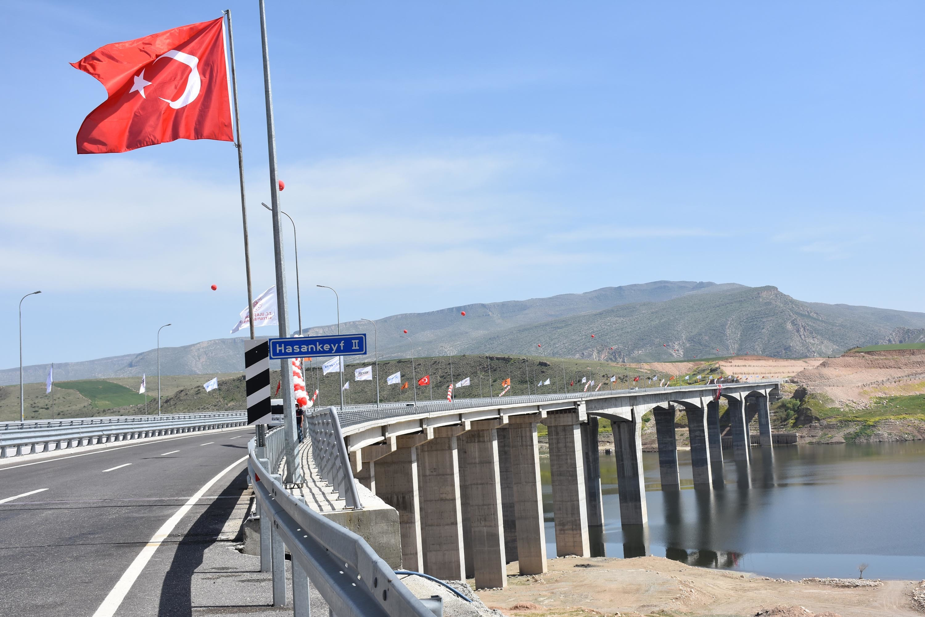 Batman'ın Hasankeyf ilçesinde yapımı tamamlanan ve Türkiye'nin en uzun köprüleri arasında yer alan Hasankeyf-2 Köprüsü, hizmete alındı.