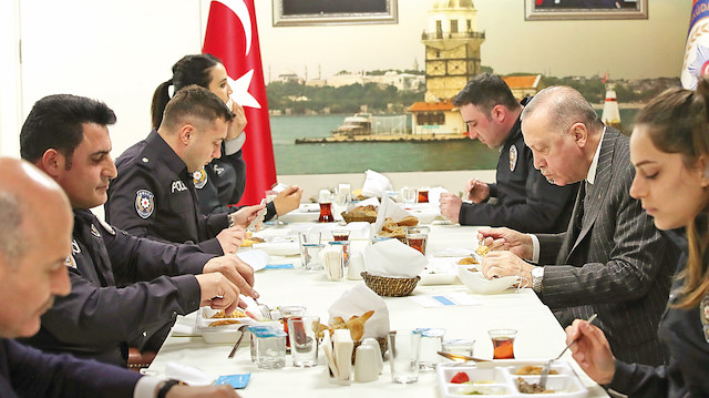 Cumhurbaşkanı Tayyip Erdoğan, iftarını Üsküdar Çengelköy Polis Merkezi’nde yaptı.