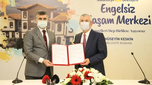 Sultanbeyli Belediye Başkanı Hüseyin Keskin ile bağışta bulunan Dr. Ahmet Ayyıldız, Engelsiz Yaşam Projesi’nin protokolünü bugün imzaladı.