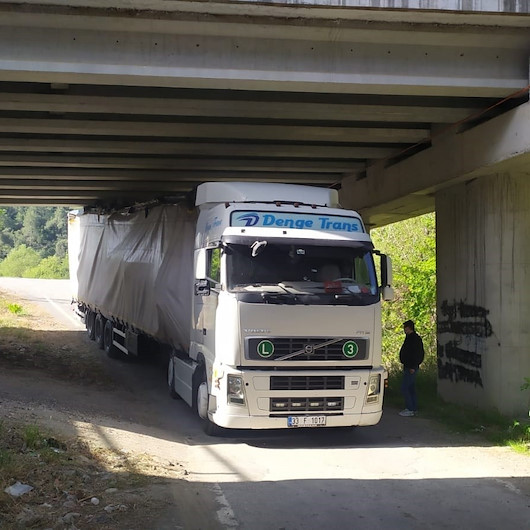 TIR köprüye sıkıştı