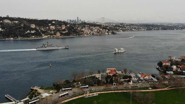 Savaş gemilerine boğazı geçişi sırasında Türk Sahil Güvenlik botları eşlik etti.