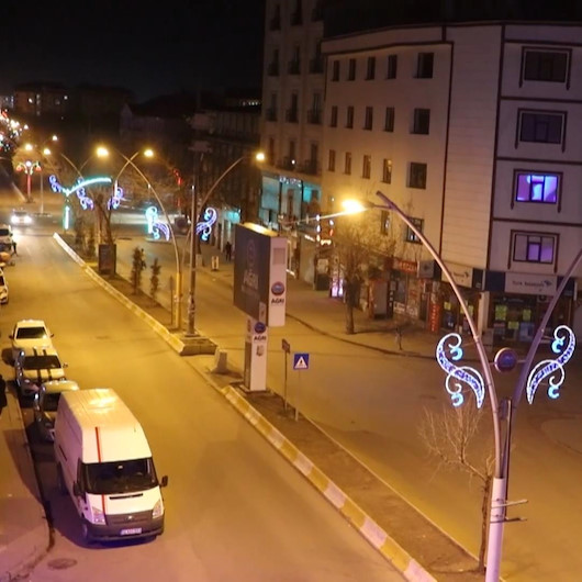 Ağrıda sokağa çıkma kısıtlamasının başlamasıyla cadde ve sokaklar boş kaldı