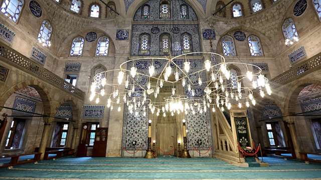 Hacerü'l-Esved'in Türkiye'deki en büyük parçası ise Süleymaniye Külliyesi içindeki Kanuni Sultan Süleyman Türbesi'nin giriş kapısının üzerindeki saçağın altında yer alıyor.  
