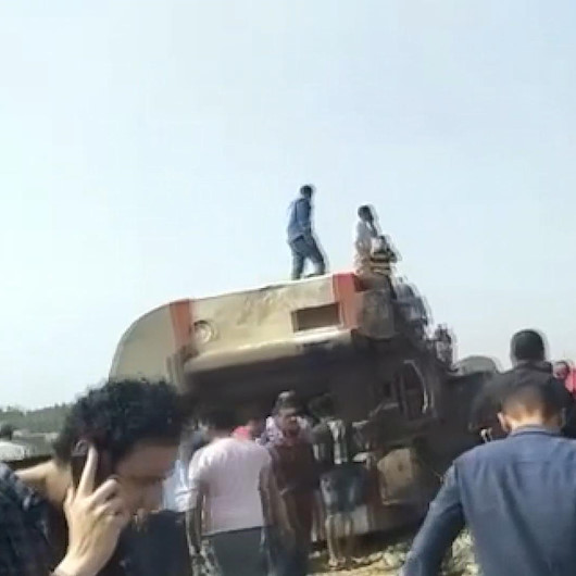Mısırda yolcu treni raydan çıktı: Ölü ve yaralılar var