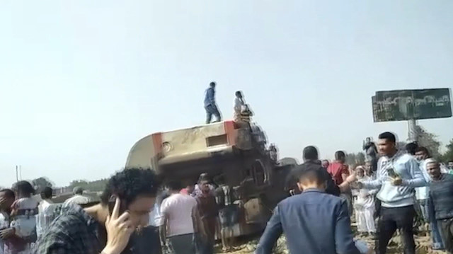 Mısır'da yolcu treni raydan çıktı: Ölü ve yaralılar var