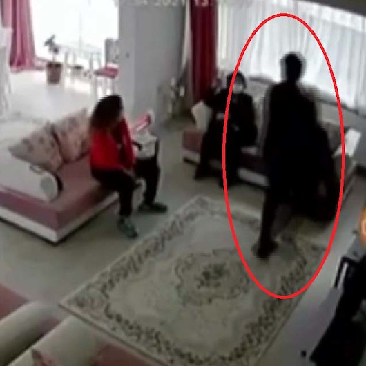 Dört aylık bebeği camdan atlayarak kaçırdı