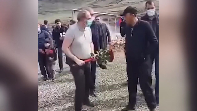 Ermeni askerin yakınından Paşinyan’ın mezara çiçek bırakmasına engel