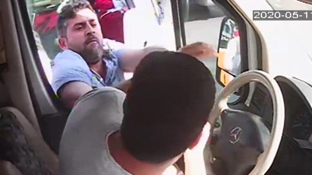 Minibüsçülerin hat kavgası araç içi kamerasına yansıdı
