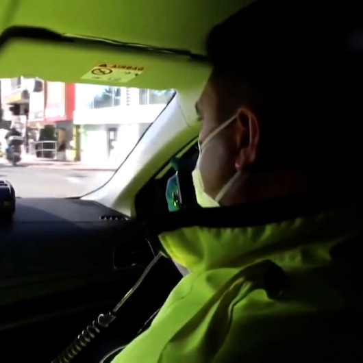 Koronavirüsten ölen trafik polisinin vatandaşı uyardığı görüntüler ortaya çıktı