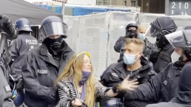 Almanya'nın başkenti Berlin'de toplanan göstericiler Kovid-19 tedbirlerini protesto etti