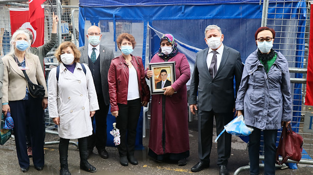 Vatan Partisi İzmir İl Teşkilatı HDP önünde evlat nöbeti tutan aileleri ziyaret etti.
