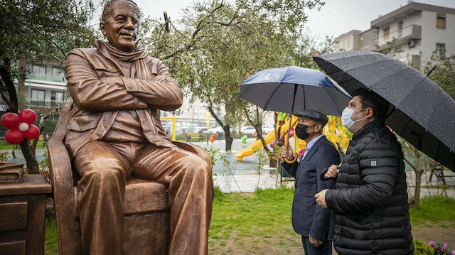 İzmir Büyükşehir Belediyesi, şehirdeki heykel, anıt ve rölyefleri saydırmak için ihale açtı.