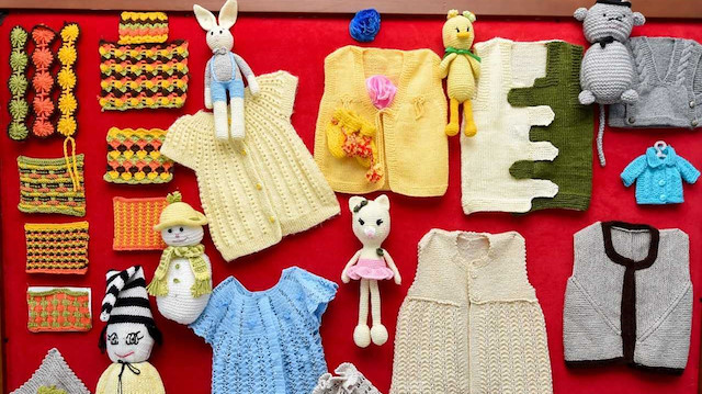 Plevne Kadın Eğitim ve Kültür Merkezi’nde kurulan triko atölyesinde, birbirinden sevimli oyuncaklar, anahtarlıklar ve süs eşyaları yapan Altındağlı kadınlar, hem geçimlerini sağlıyor, hem de çocukların yüzünü güldürüyor. 