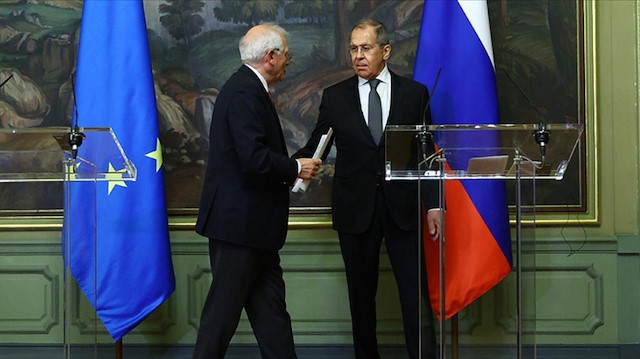 AB Dış İlişkiler ve Güvenlik Politikası Yüksek Temsilcisi Josep Borrell ve Rusya Dışişleri Bakanı Sergey Lavrov (sağda)