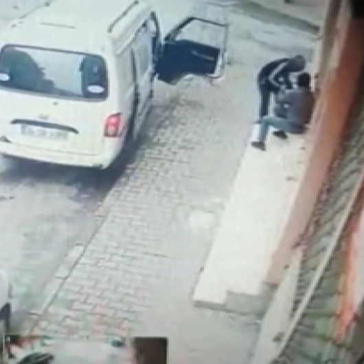 Dükkanını soymaya çalışan hırsızları son anda fark etti