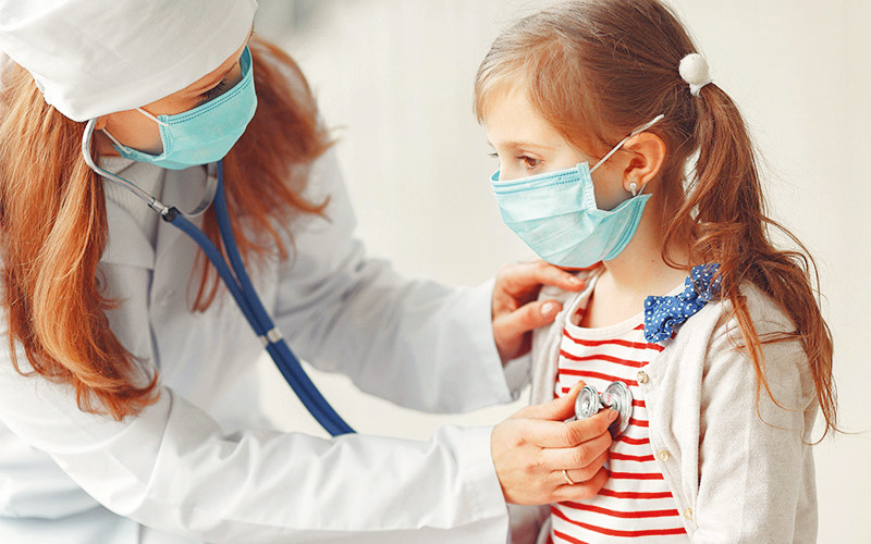 Çocuk Göğüs Hastalıkları Uzmanı Prof. Dr. Elif Dağlı, Kovid-19 ile ilgili Norveç’te yapılan bir araştırmanın sonuçlarını paylaştı: Çocukların virüsü bir başka çocuktan alma oranı yüzde 5 iken bir yetişkinden alma oranı yüzde 73. Çalışmaya göre okul zamanı bile çocukların yüzde 69’u hastalığı evde kapıyor.
