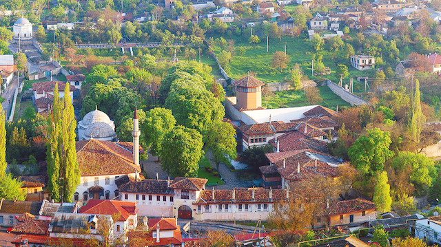 Kırım’ın Bahçesaray şehrinde bulunan Hansaray Külliyesi, Kırım hanlarının yaşadığı ve ülkeyi idare ettiği merkezdi. Hansaray, güzelliği nedeniyle “Tatar Elhamra’sı” olarak da bilinir.