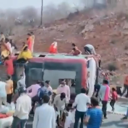 Hindistanın başkenti Yeni Delhide işçileri taşıyan otobüs devrildi: 2 ölü