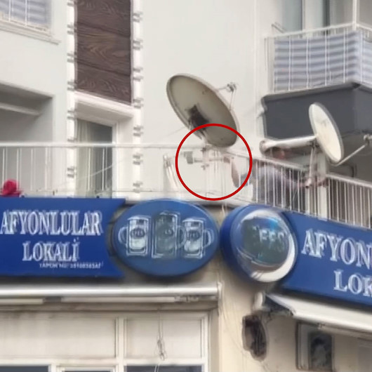 İzmirde alkollü şahıs tartıştığı esnafa balkondan balta fırlattı