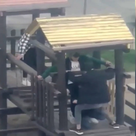 Çocuk parkındaki aletleri uzun uğraş sonucu yerinden söken 5 genç kamerada