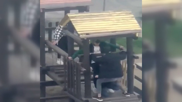 Çocuk parkındaki aletleri uzun uğraş sonucu yerinden söken 5 genç kamerada