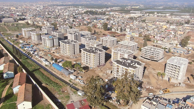 Mersin’de, uzun yıllardır gündeme gelen bir hayalin gerçeğe dönüştüğünün altını çizen Başkan Gültak, Çay Mahallesi Ataş yerleşkesi içerisinde, Toplu Konut İdaresi (TOKİ) eliyle kentsel dönüşüm projesinin başladığını belirtti. 