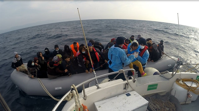 Göçmenler, Küçükkuyu beldesindeki Sahil Güvenlik Karakolu'na götürüldü.