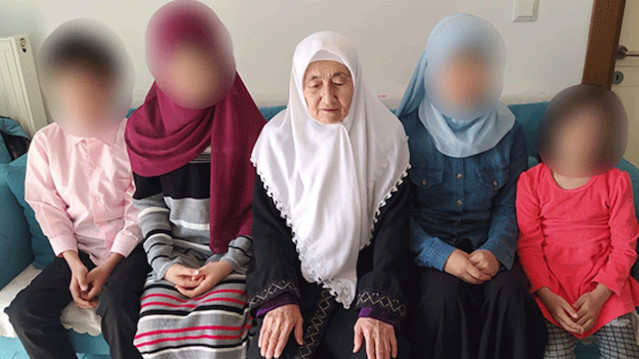 Gözaltına alınan Doğu Türkistanlı Zeynep Salih'in yakınları