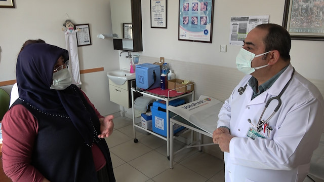 Aşı olmakta kararsız kalan Meryem Kılınç, doktorundan bilgi almak için aile sağlık merkezine gitti. 