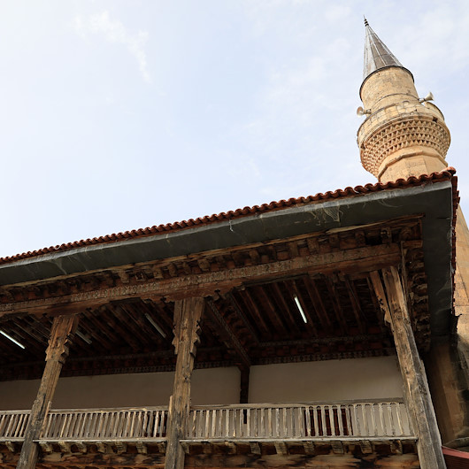 900 yıllık camide endişeli ibadet: Cemaat namaz kılarken üzerlerine yıkılmasından korkuyor