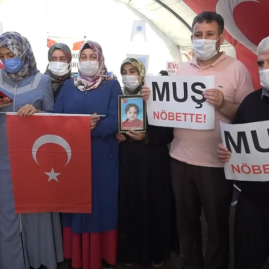 Diyarbakır annelerinden, Muş’ta evlat nöbetine devam eden ailelere destek