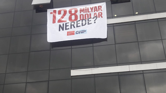 CHP Diyarbakır İl Başkanlığına asılan pankart nedeniyle ceza kesildi.
