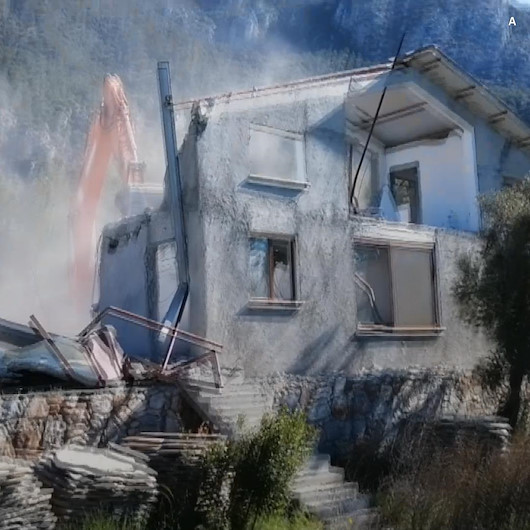 Muğla Akbük Koyunda kaçak yapıların yıkımına devam edildi