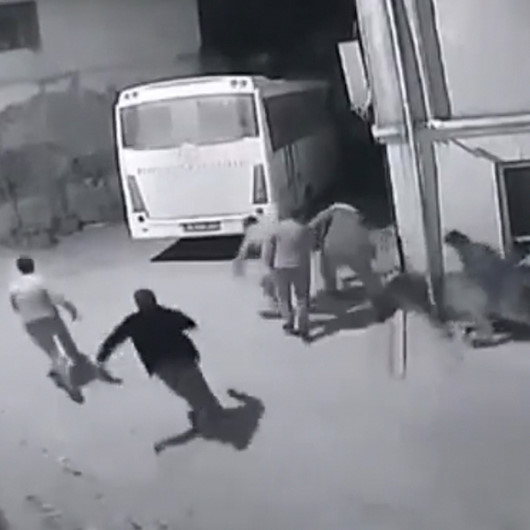Bursada kısıtlamayı ihlal edenlerin jandarmadan kaçtıkları an kamerada