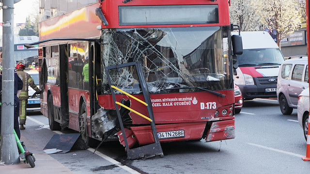 Beşiktaş'ta çift katlı otobüs bariyerlere çarptı:1 yolcu hayatını kaybetti