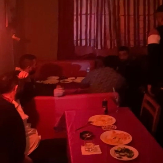 Kağıthanede pavyona çevrilen metruk binaya polis baskını