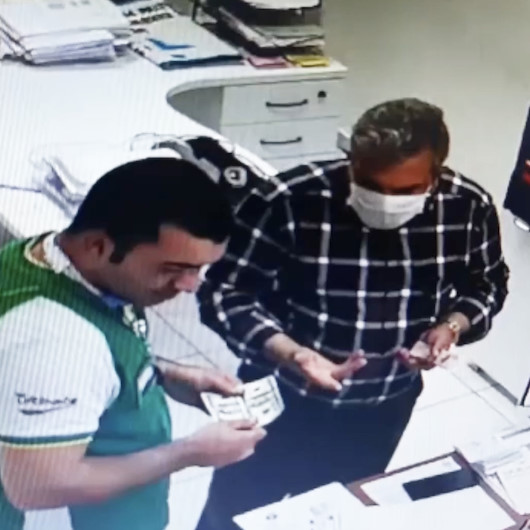 Sahte 5 bin doları 8 bin liraya satın aldı, piyasa sürerken yakalandı