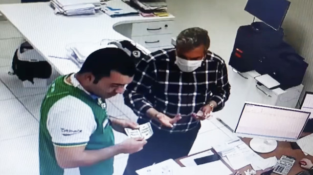 Sahte 5 bin doları 8 bin liraya satın aldı, piyasa sürerken yakalandı