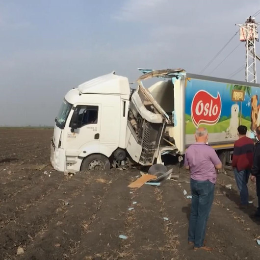 Osmaniyede sürücüsünün direksiyon hakimiyetini kaybettiği TIR tarlaya daldı: 1 yaralı
