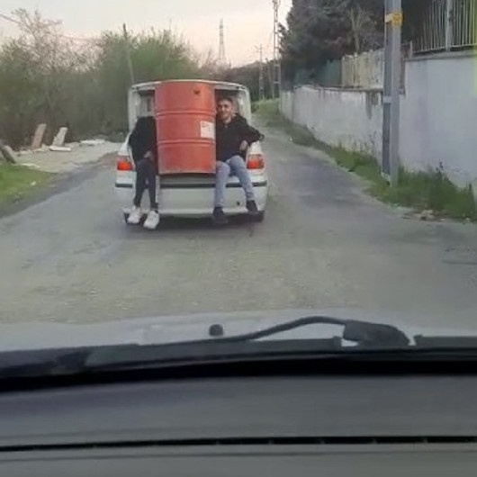 Arnavutköyde pes dedirten görüntü: Varil taşımak için 2 çocuğun hayatını hiçe saydı