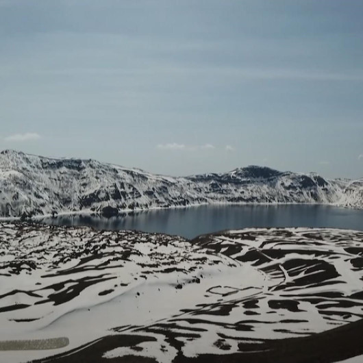 Beyaza bürünen Nemrut Krater Gölünün görüntüleri mest etti