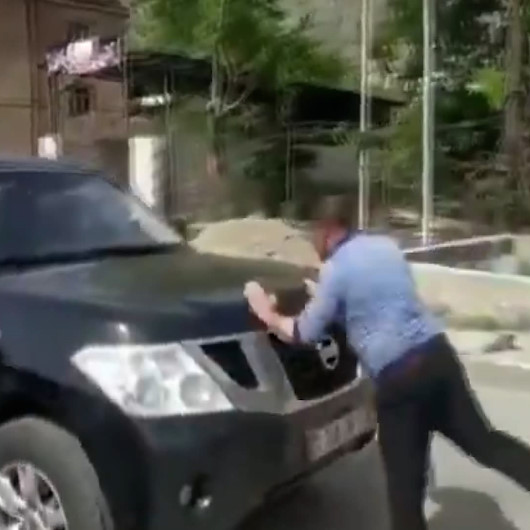Ermenistanda Başbakan Paşinyana öfke dinmiyor: Konvoyunun önünü kesip kenti terk etmesini istediler