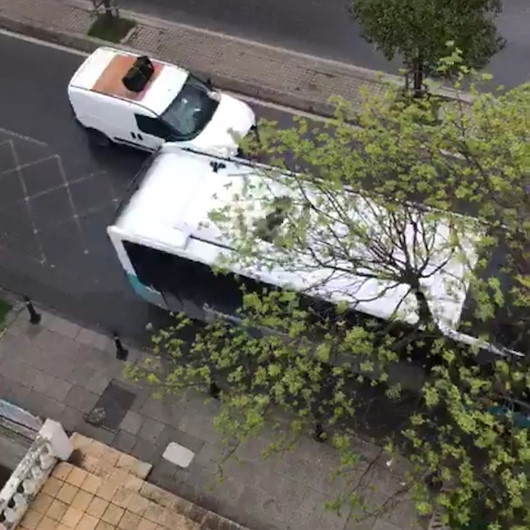Pendik’te kaybolan papağanını anons yaparak sokak sokak aradı