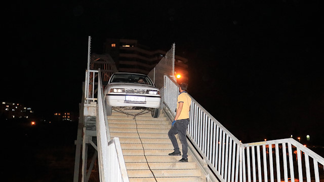 Adana'da yaya köprüsünden geçmeye çalışan otomobil korkuluklara sıkıştı