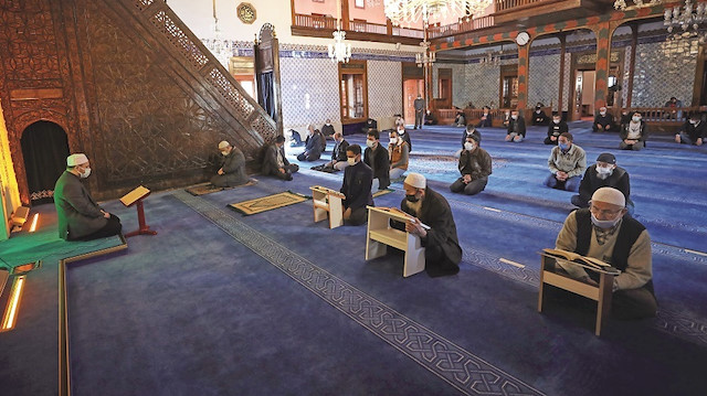 Vatandaşlar sabah, öğle ve ikindi vakitlerinde camilerde Kur’an-ı Kerim okumanın ve dinlemenin huzurunu yaşıyor.
